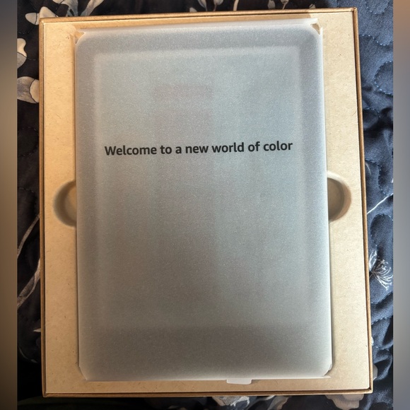 Amazon Kindle Colorsoft Signature Edition - Metallic Black - Picture 2 of 11